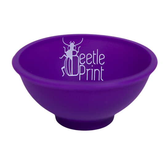 Bowl de silicona Beetle Print color morado, antiadherente, flexible y resistente.