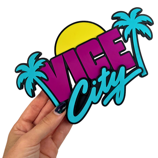 Decoración Vice City 3D Beetle Print sostenida en la mano para mostrar su tamaño y el relieve del diseño tropical