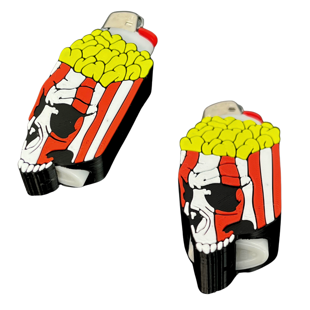 Funda para mechero BIC Popcorn Skull de Beetle Print vista desde dos ángulos, con diseño 3D de calavera, caja de palomitas roja y blanca y palomitas amarillas en relieve.