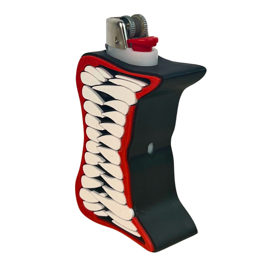 Funda para mechero Beetle Print Boca Monstruosa mostrada de perfil con dientes en relieve y diseño negro y rojo