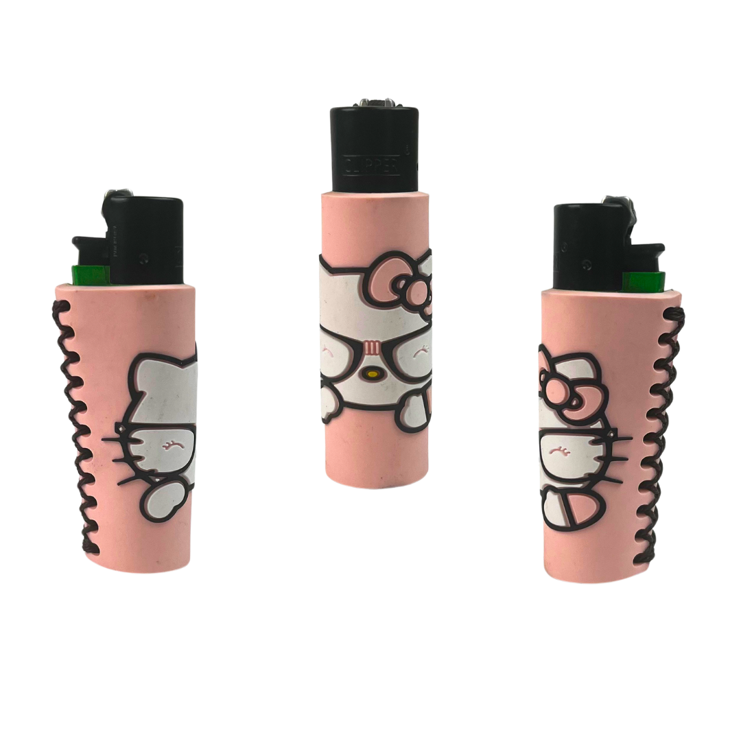 Funda de mechero Gatito Rosa de Beetle Print, diseño kawaii en tono rosa/salmón, vista desde tres ángulos