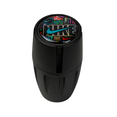 Mini grinder negro portátil con logo holográfico estilo urbano y acabado brillante