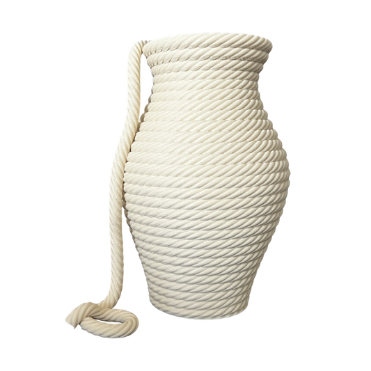Vista trasera del jarrón decorativo impreso en 3D con diseño de cuerda y asa integrada.