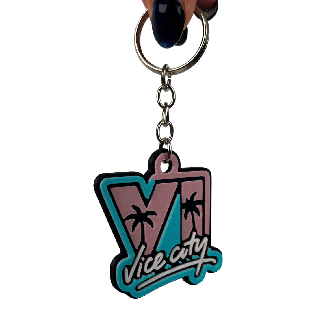 Vista de conjunto del llavero Vice City 3D Beetle Print con diseño retro tropical, palmeras y anilla para llaves