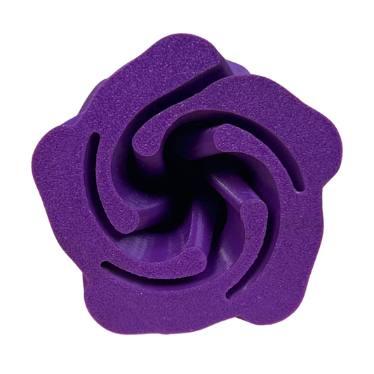 Rosa decorativa 3D Beetle Print morada de pétalos gruesos mostrada de perfil con tallo verde