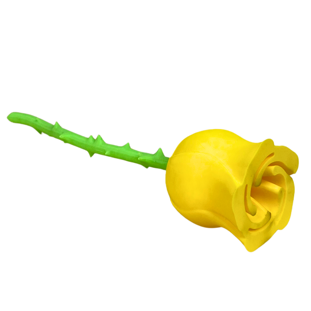 Rosa decorativa 3D Beetle Print roja sostenida en la mano para mostrar su tamaño y el diseño de pétalos gruesos