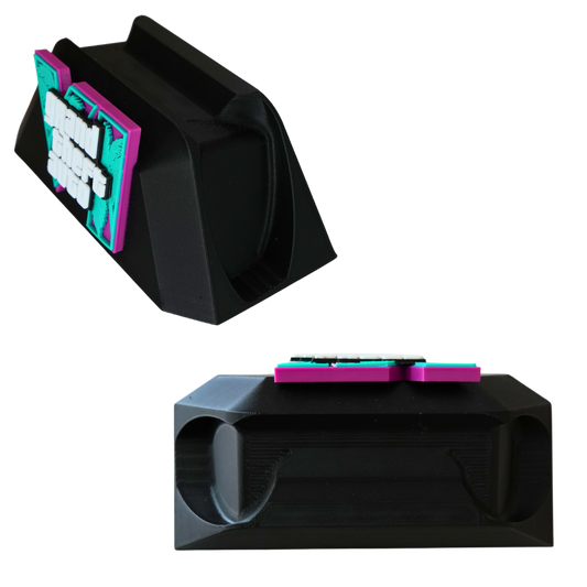 Soporte para mando gaming impreso en 3D con diseño inspirado en Vice City visto en perspectiva.