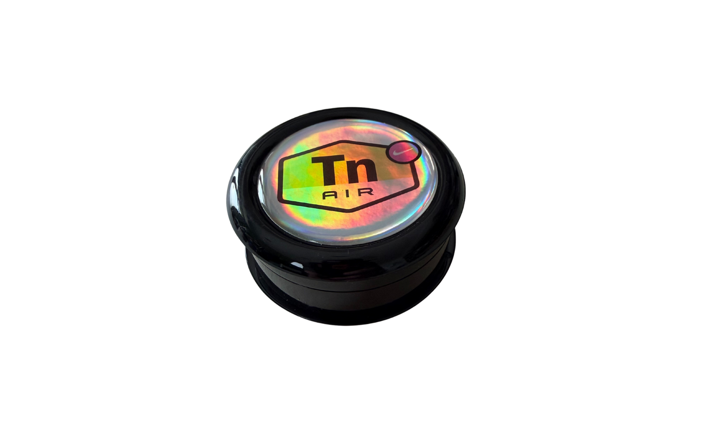 Grinder DIR con compartimento oculto y logo holográfico, con pinchos interiores completamente cerrado