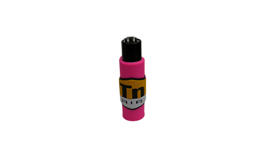 Mechero DIR Pink vista frontal con funda protectora y costura azul