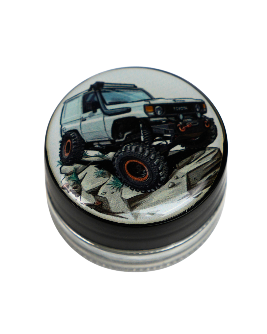 Tarro de cristal Beetle Print de 5 ml con base negra y tapa de vinilo brillante con un todoterreno Toyota preparado para conducción off road.