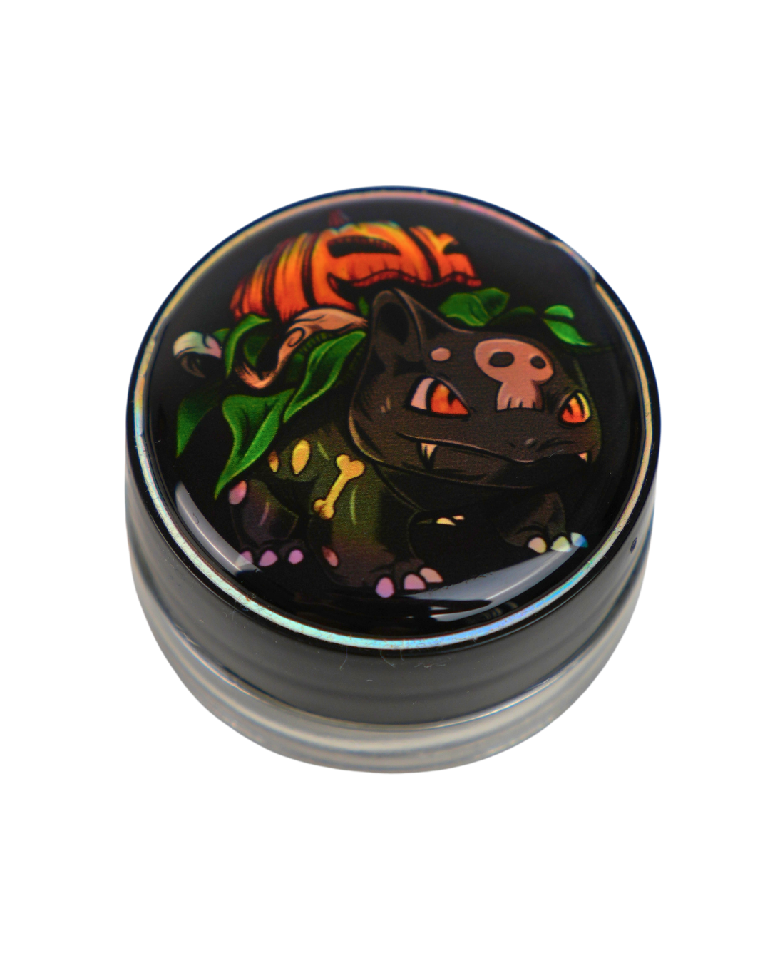 Tarro de cristal Beetle Print de 5 ml con base negra y tapa de vinilo holográfico con ilustración de un Bulbasaur de estilo oscuro.