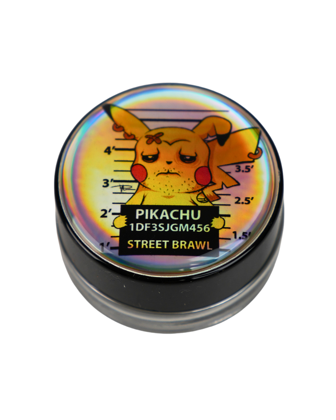 Tarro de cristal Beetle Print de 5 ml con base negra y tapa de vinilo holográfico con ilustración estilo mugshot inspirada en Pikachu.