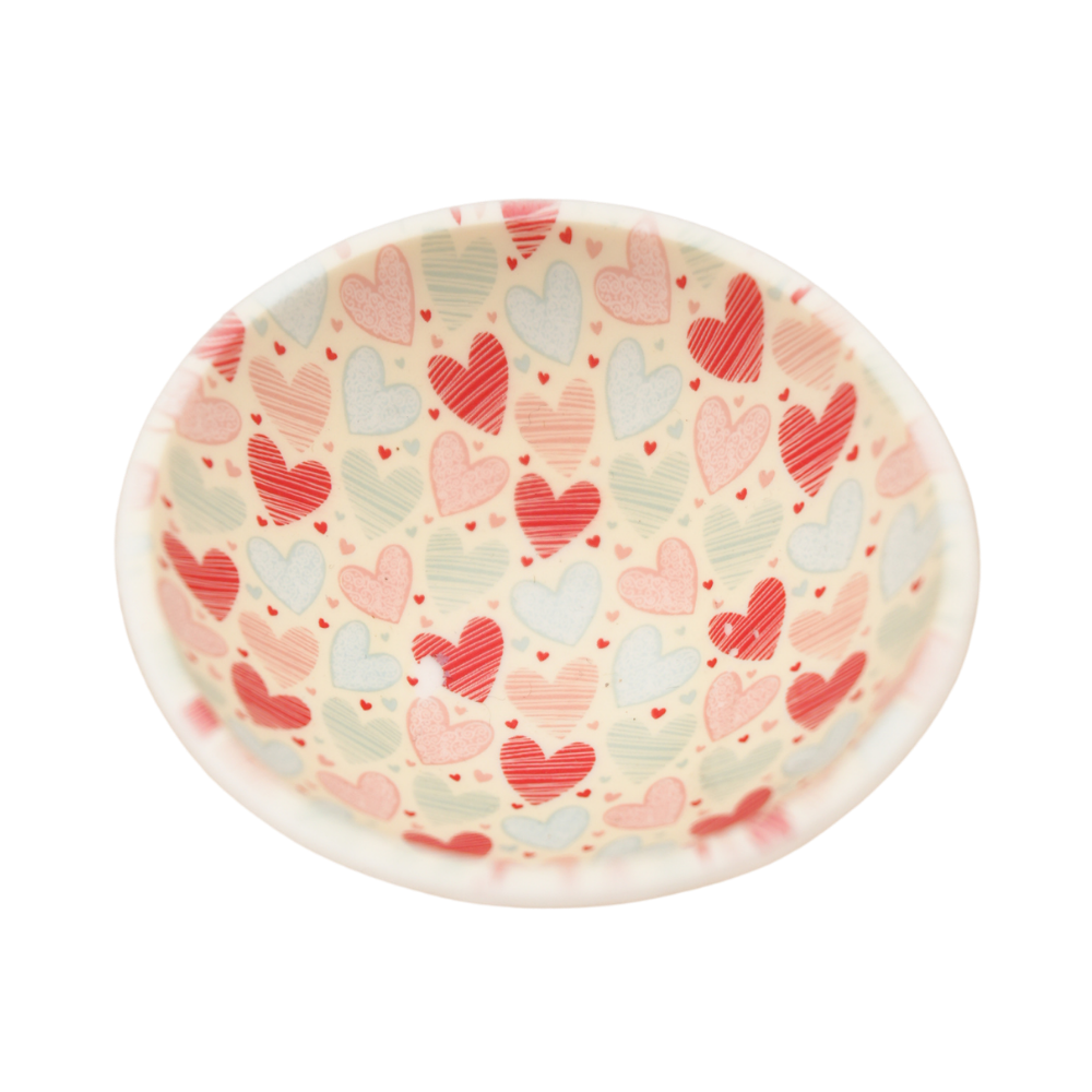 Detalle interior de bowl de silicona con estampado de corazones y defecto estético de impresión