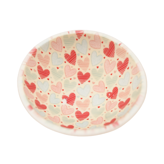 Detalle interior de bowl de silicona con estampado de corazones y defecto estético de impresión