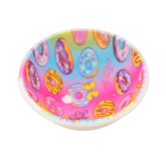 Detalle interior de bowl de silicona con diseño de repostería y pequeño defecto de impresión