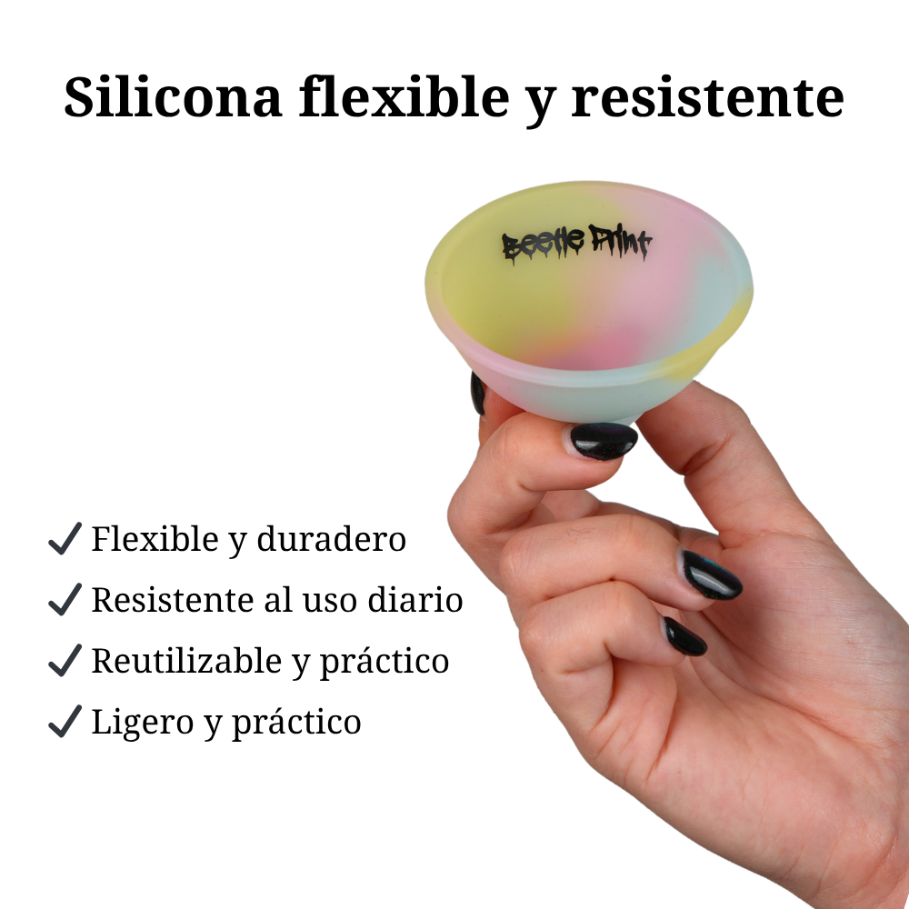 Bowl pequeño de silicona Beetle Print sostenido en la mano para mostrar tamaño compacto.