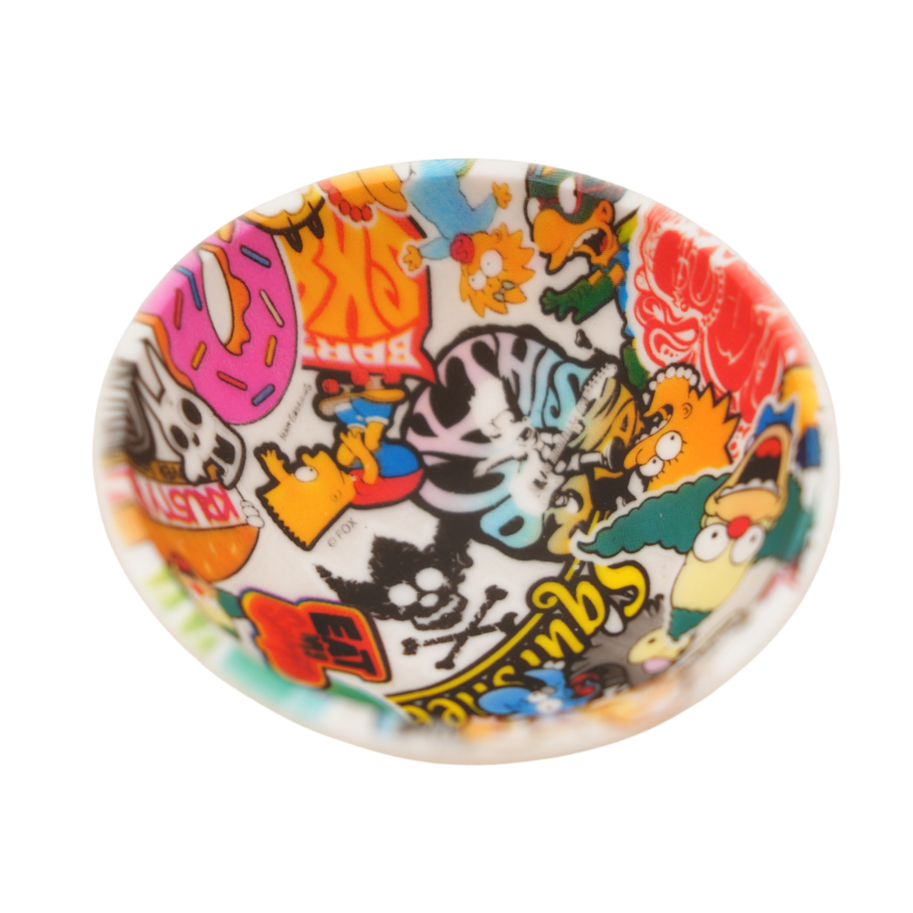 Detalle interior de bowl de silicona con diseño gráfico multicolor y pequeño defecto de impresión