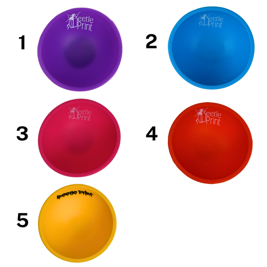 Colección de bowls de silicona Beetle Print disponibles en colores azul, rosa, morado, naranja y amarillo.
