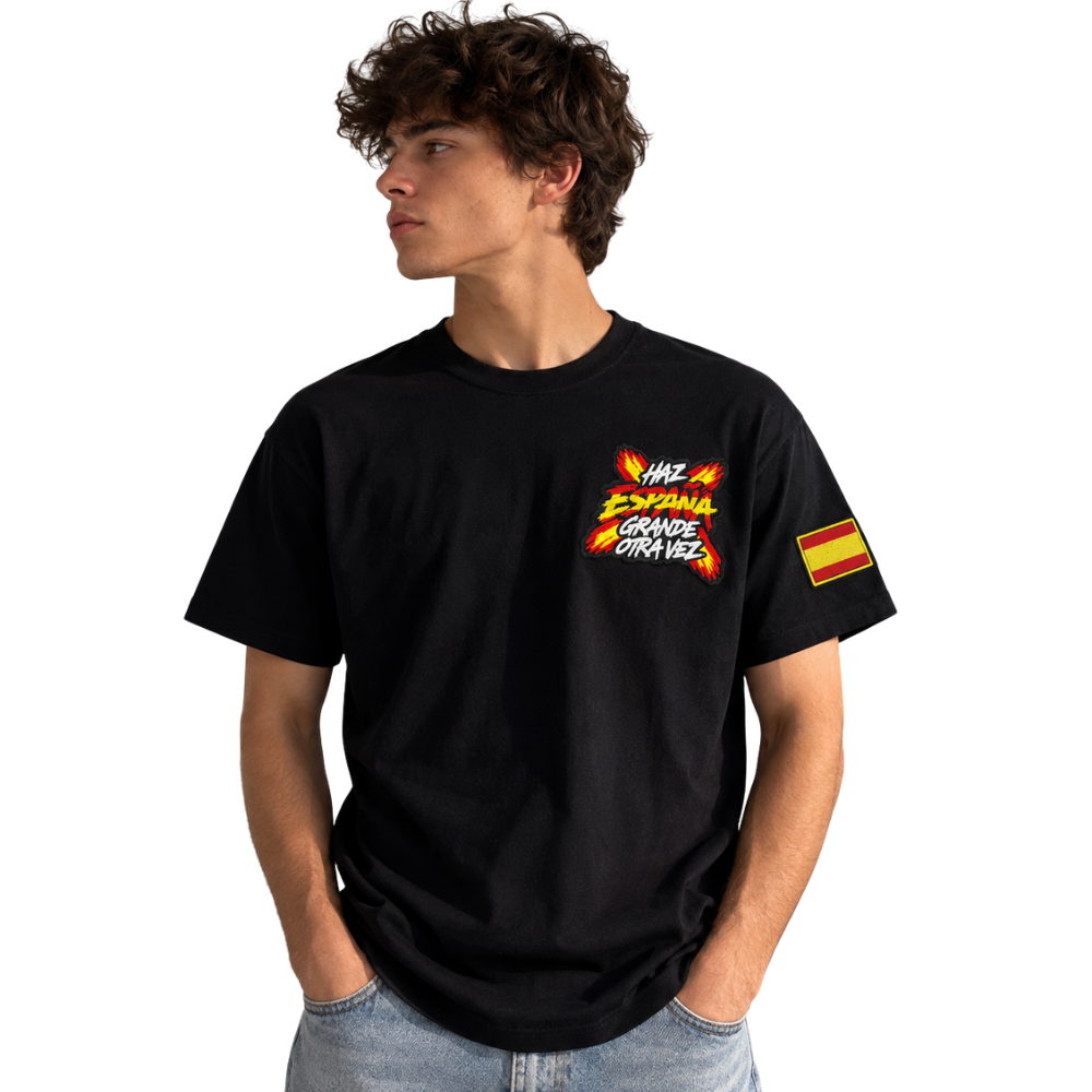 Modelo con camiseta negra Haz España Grande Otra Vez de Beetle Print vista de frente, con diseño en el pecho y bandera de España en la manga.