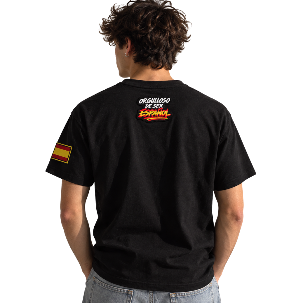 Modelo con camiseta negra Haz España Grande Otra Vez de Beetle Print vista de espaldas, con diseño Orgulloso de ser Español y bandera de España en la manga.