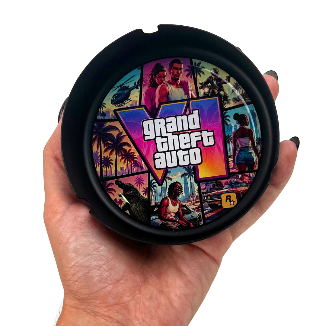 Cenicero GTA VI negro con diseño inspirado en Vice City sostenido en la mano
