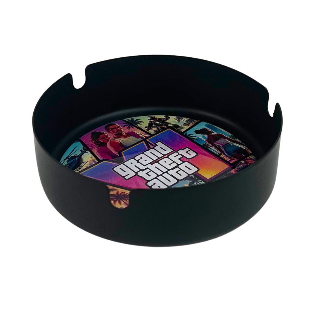 Vista lateral del cenicero GTA VI negro con ilustración interior estilo Vice City