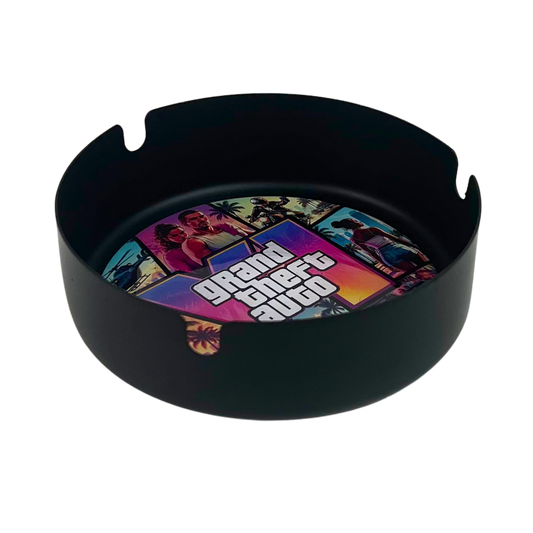Vista lateral del cenicero GTA VI negro con ilustración interior estilo Vice City