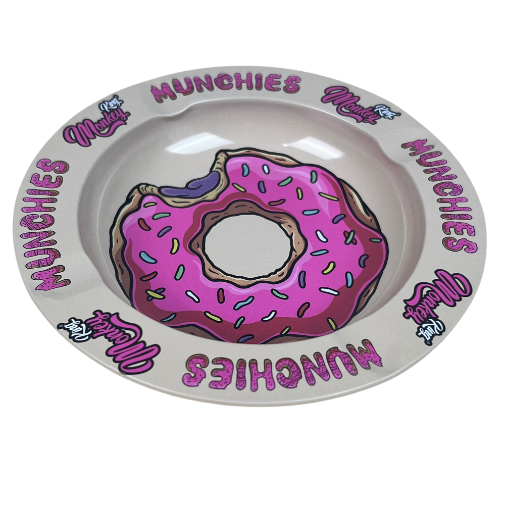 Cenicero metálico Beetle Print Pink Donut mostrado en perspectiva con diseño de rosquilla rosa y detalles de colores