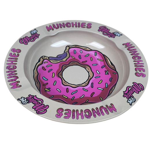 Cenicero metálico Beetle Print Pink Donut mostrado en perspectiva con diseño de rosquilla rosa y detalles de colores