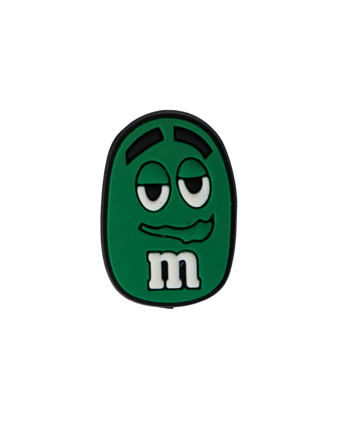 Charm de silicona con diseño de cara verde estilo M&M's.