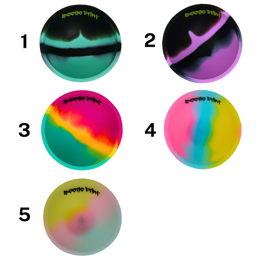 Colección de cinco bowls Beetle Print con diseños multicolor de efecto degradado brillante en combinaciones de verde, negro, morado, rosa, amarillo y azul pastel.