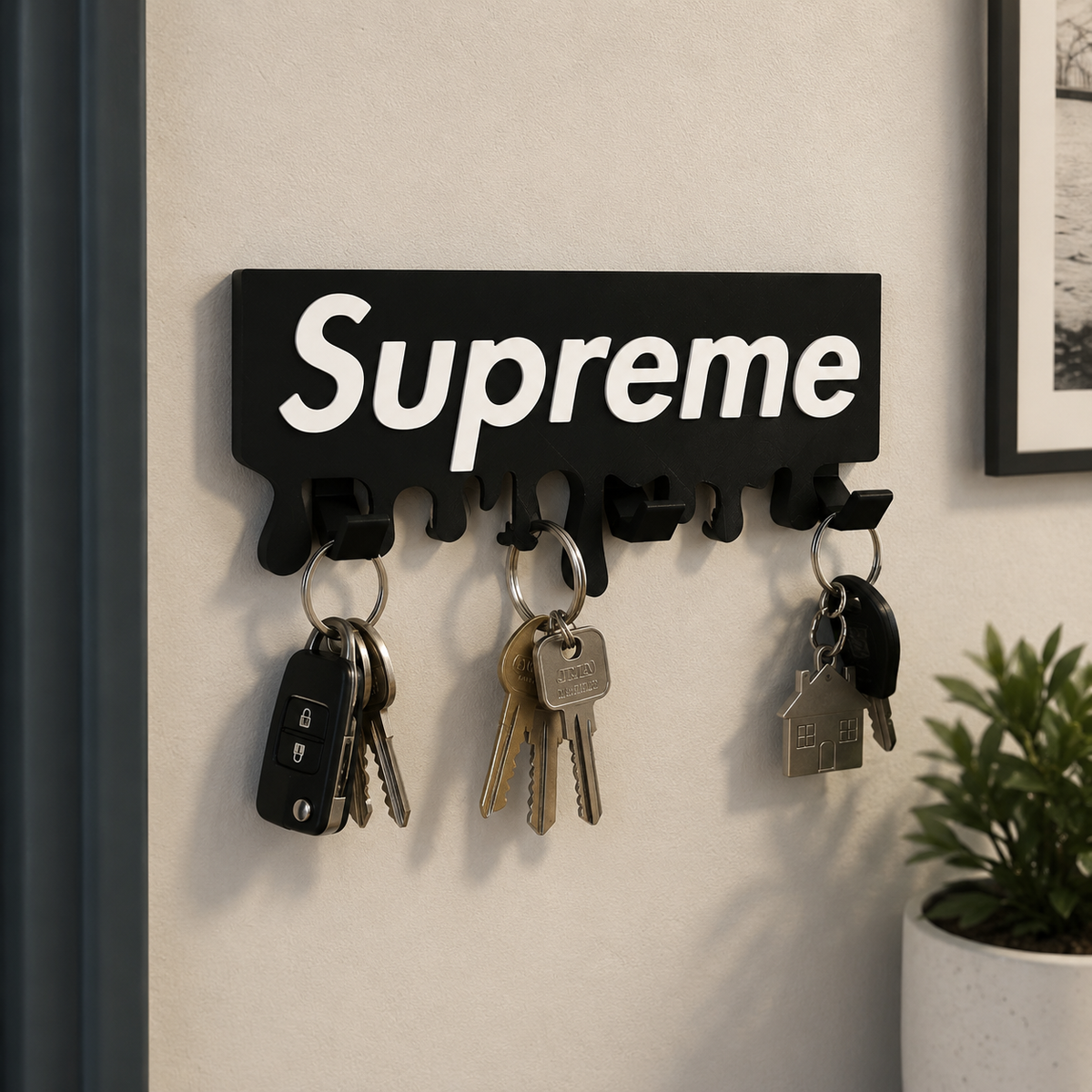 Cuelgallaves de pared estilo Supreme negro instalado con varias llaves colgadas, ideal para organizar la entrada del hogar.