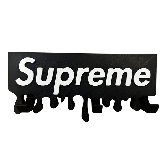 Cuelgallaves de pared estilo Supreme negro con letras blancas y tres ganchos impreso en 3D.