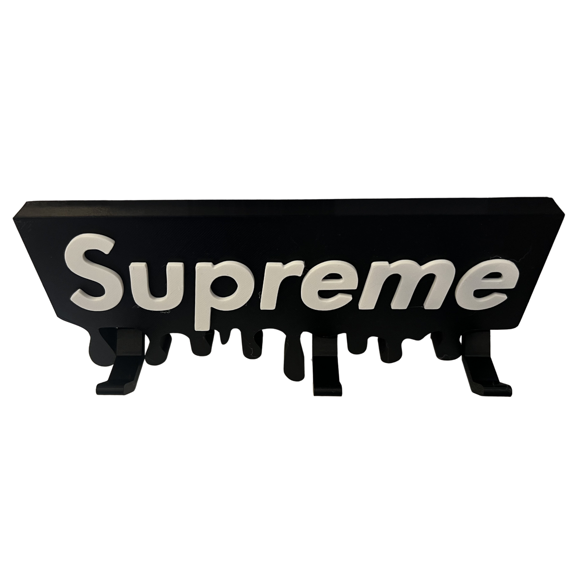Cuelgallaves de pared estilo Supreme negro visto de perfil con 3 ganchos fabricado mediante impresión 3D.