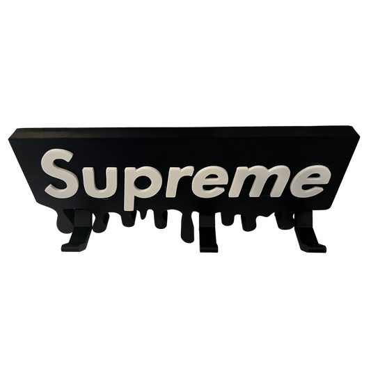 Cuelgallaves de pared estilo Supreme negro visto de perfil con 3 ganchos fabricado mediante impresión 3D.