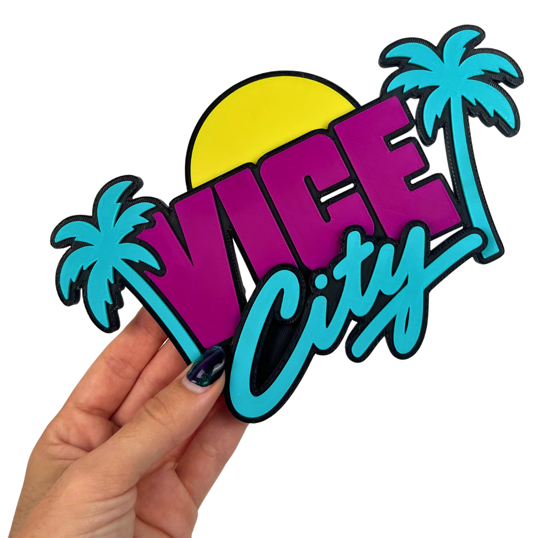 Decoración Vice City 3D Beetle Print sostenida en la mano para mostrar su tamaño y el relieve del diseño tropical