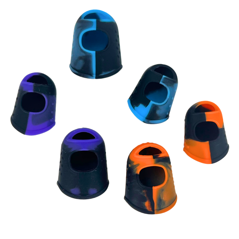 Dedales de silicona Beetle Print en diferentes combinaciones de colores, mostrados en varias posiciones