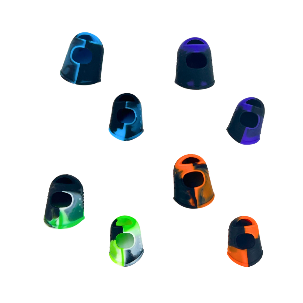 Conjunto de dedales de silicona Beetle Print en varios colores y diseños sobre fondo blanco