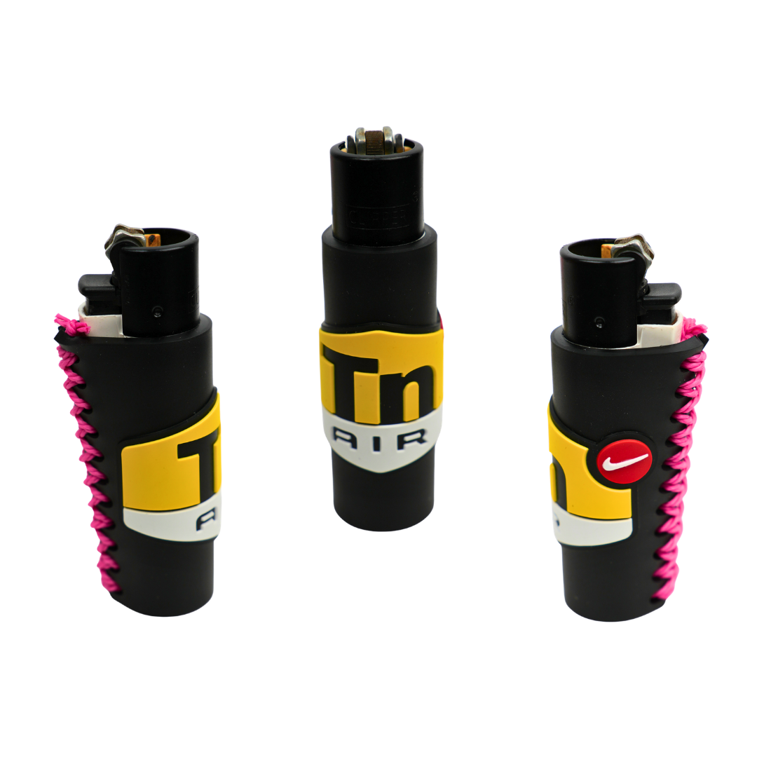Funda de mechero DIR Black Pink de Beetle Print, diseño negro con logo DIR en amarillo y cordón lateral rosa, vista desde tres ángulos