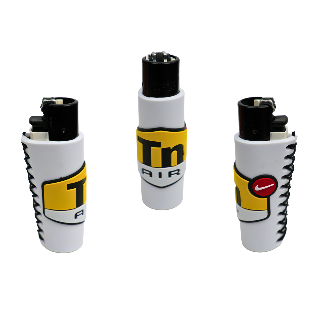 Funda de mechero DIR White de Beetle Print, diseño blanco con logo DIR en amarillo y negro, vista desde tres ángulos