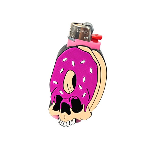 Funda para mechero BIC Donut Skull de Beetle Print con donut de glaseado rosa, detalles blancos y calavera en relieve fabricada mediante impresión 3D.