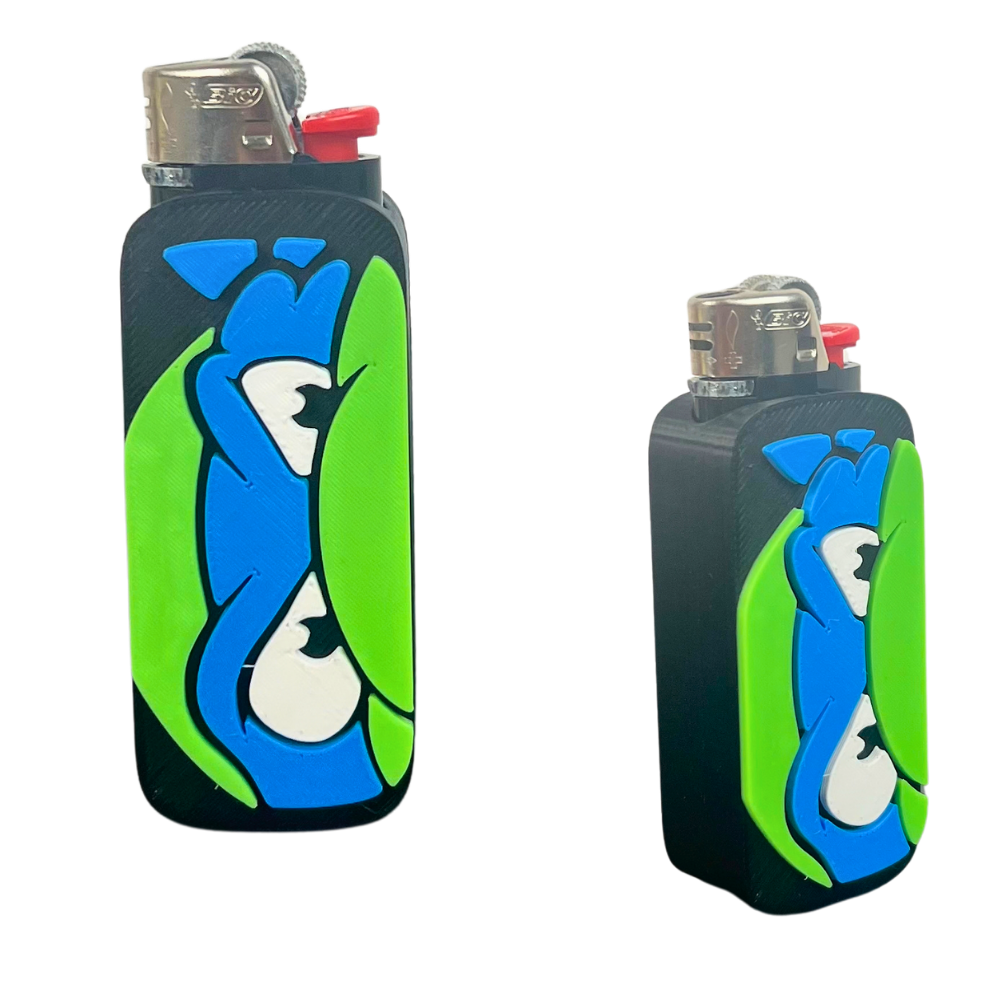 Funda para mechero BIC Turtle Crew azul de Beetle Print, con diseño 3D de tortuga verde, grandes ojos y máscara azul sobre base negra.