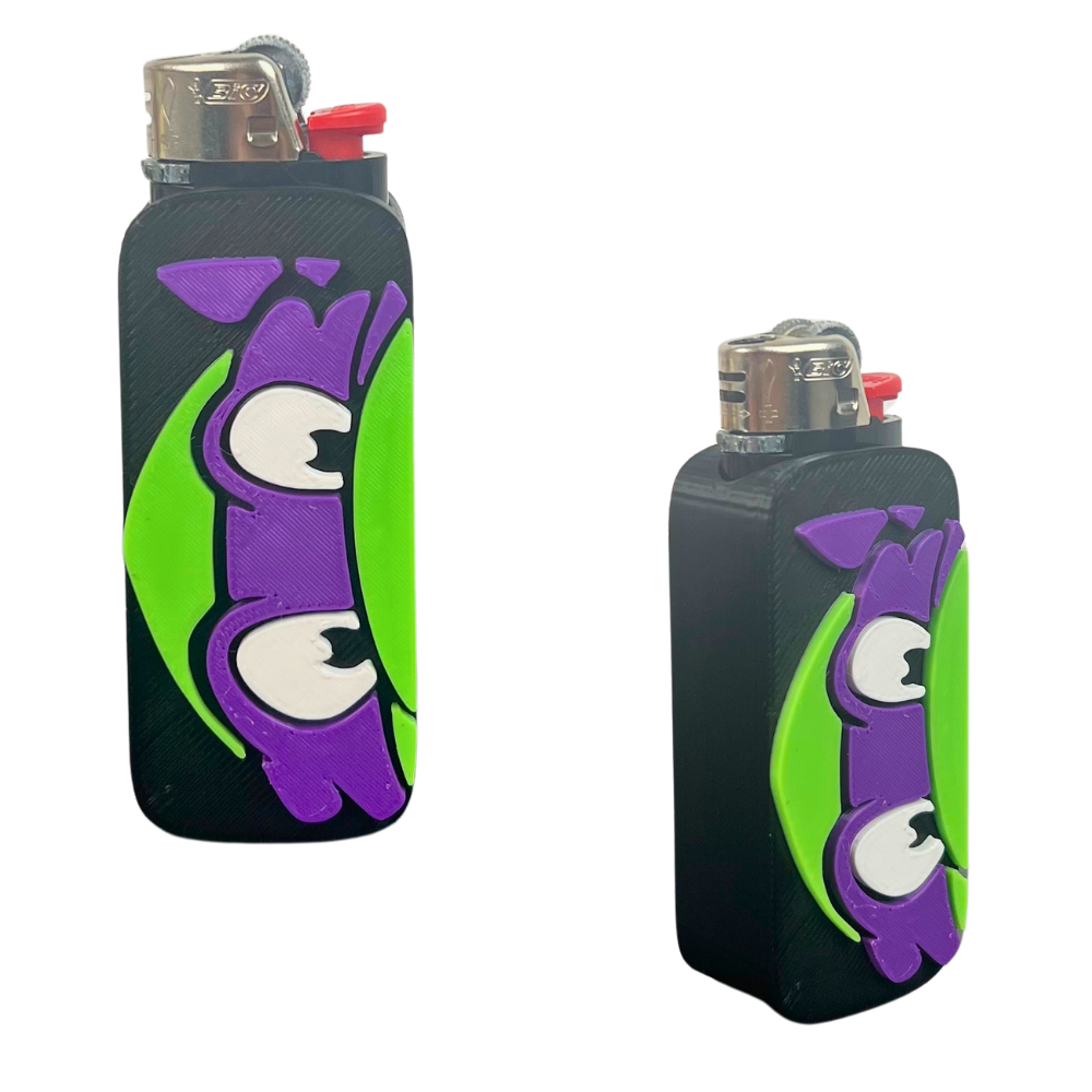 Funda para mechero BIC Turtle Crew morada de Beetle Print, con diseño 3D de tortuga verde, grandes ojos y máscara morada sobre base negra.