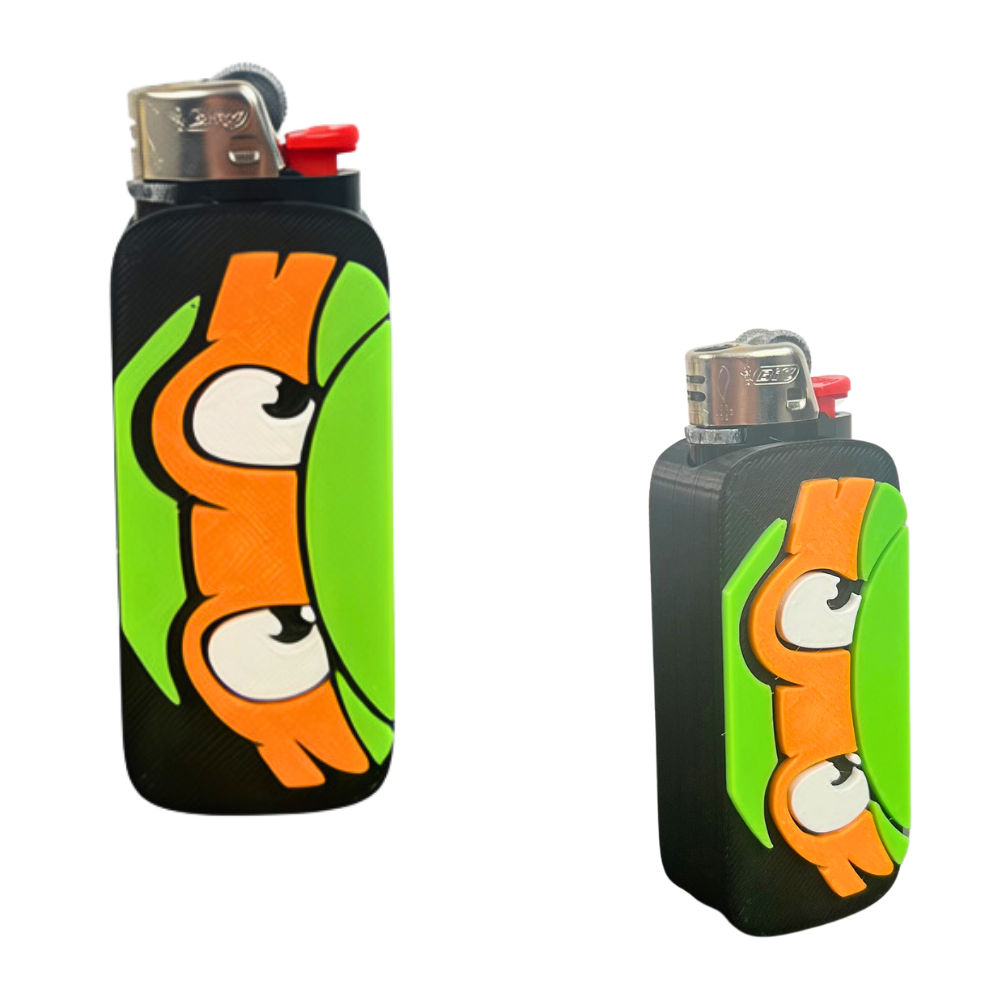 Funda para mechero BIC Turtle Crew naranja de Beetle Print, con diseño 3D de tortuga verde, grandes ojos y máscara naranja sobre base negra.