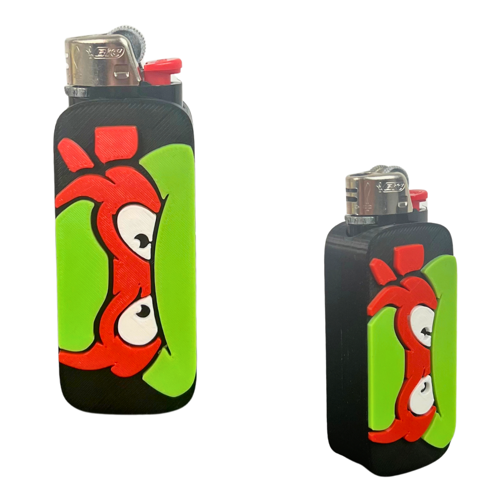 Funda para mechero BIC Turtle Crew roja de Beetle Print, con diseño 3D de tortuga verde, grandes ojos y máscara roja sobre base negra.