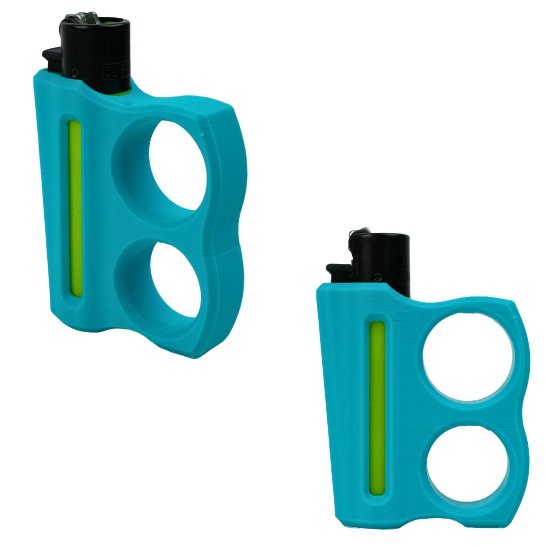 Funda azul para mechero con doble agarre impresa en 3D con mechero colocado