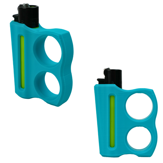 Funda azul para mechero con doble agarre impresa en 3D con mechero colocado