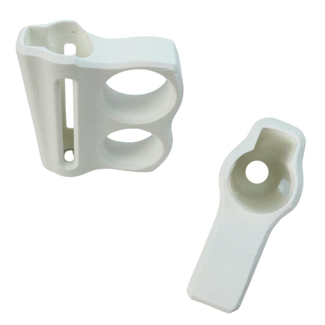 Funda blanca para mechero con dos agujeros para los dedos impresa en 3D