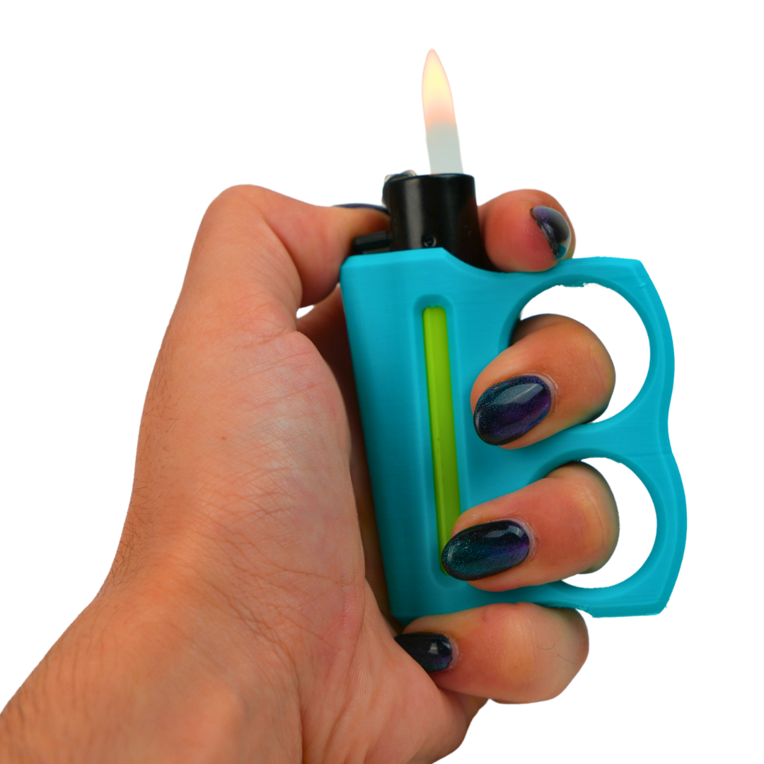 Funda para mechero con doble agarre para los dedos mostrada en la mano