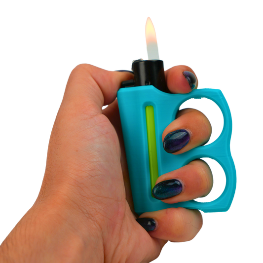 Funda para mechero con doble agarre para los dedos mostrada en la mano